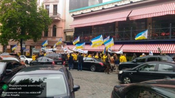 Азаров: Убийства и коррупция — «жити по-новому» от Порошенко