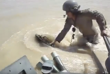 "Тут уметь надо" - морские пехотинцы США ухитрились утопить танк-амфибию