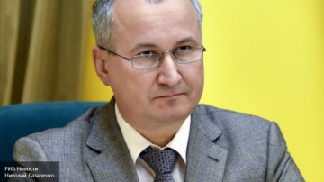 Глава СБУ признался, что спит с оружием и стреляет по  «тарелочкам»