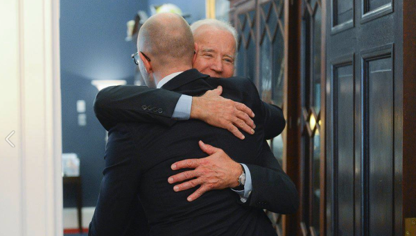 "Ну шо там у хохлов": Фото Яценюка с утренней пробежки по Вашингтону взорвало интернет