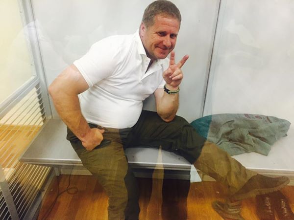 В Киеве арестовали комбата “Айдара”, боевики и нардепы Ляшко заблокировали суд В Киеве арестовали комбата “Айдара”, боевики и нардепы Ляшко заблокировали суд