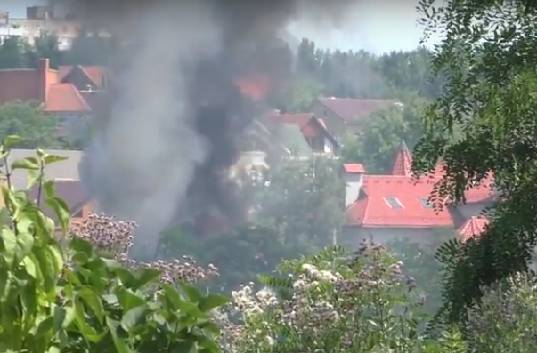 В центре Донецка горит здание