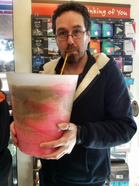 Кто во что горазд: в США люди набирали любимый напиток в унитаз, лишь бы унести домой Кто во что горазд: в США люди набирали любимый напиток в унитаз, лишь бы унести домой