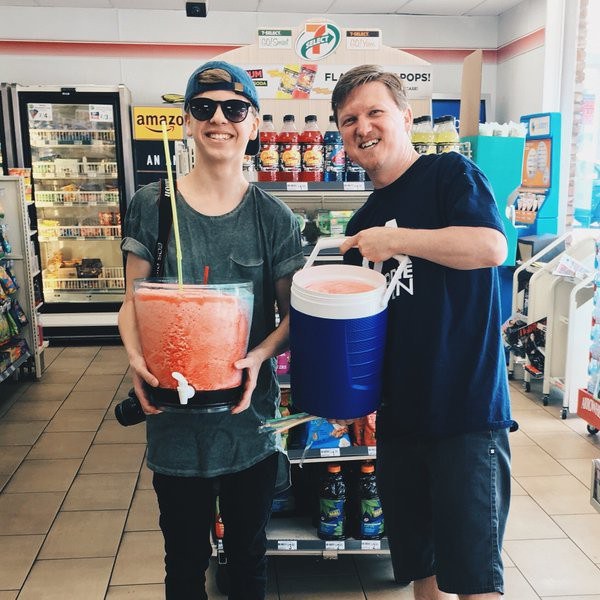 Кто во что горазд: в США люди набирали любимый напиток в унитаз, лишь бы унести домой Кто во что горазд: в США люди набирали любимый напиток в унитаз, лишь бы унести домой