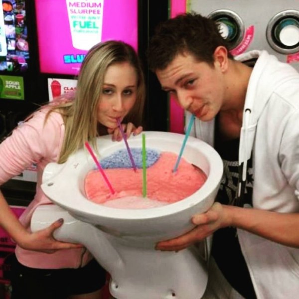 Кто во что горазд: в США люди набирали любимый напиток в унитаз, лишь бы унести домой