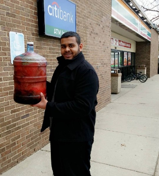 Кто во что горазд: в США люди набирали любимый напиток в унитаз, лишь бы унести домой Кто во что горазд: в США люди набирали любимый напиток в унитаз, лишь бы унести домой