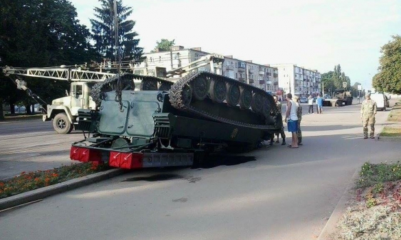 В Конотопе посреди улицы перевернулся гусеничный зенитно-ракетный комплекс В Конотопе посреди улицы перевернулся гусеничный зенитно-ракетный комплекс