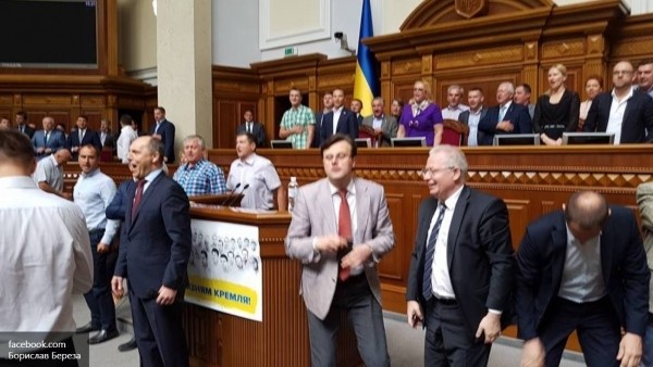 Аты-баты, сдать мандаты: зачем «Оппоблок» затеял роспуск Верховной рады