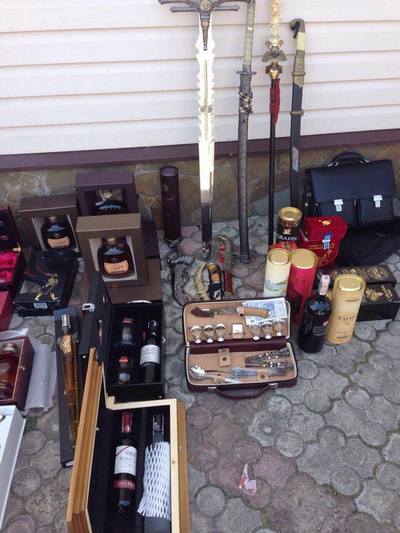 У «нищего чиновника» горсовета Харькова нашли дорогой алкоголь, оружие и иконы У «нищего чиновника» горсовета Харькова нашли дорогой алкоголь, оружие и иконы