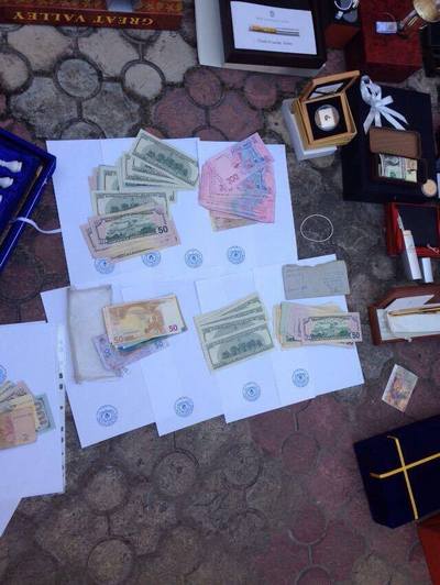 У «нищего чиновника» горсовета Харькова нашли дорогой алкоголь, оружие и иконы У «нищего чиновника» горсовета Харькова нашли дорогой алкоголь, оружие и иконы