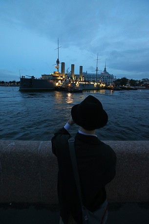 Крейсер "Аврора" завершил 40-километровый переход из Кронштадта Крейсер "Аврора" завершил 40-километровый переход из Кронштадта