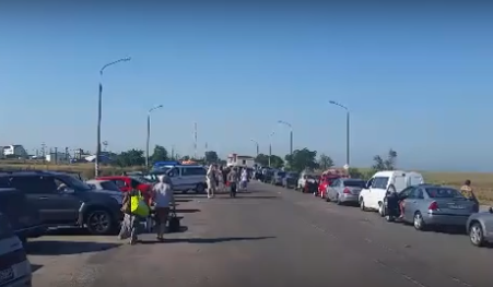 Небольшая очередь украинцев отдохнуть в Крыму 16-07-2016