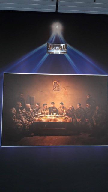 Пародия на "Тайную вечерю" работы потомка карателя Бабьего Яра встречает прилетающих в Борисполь