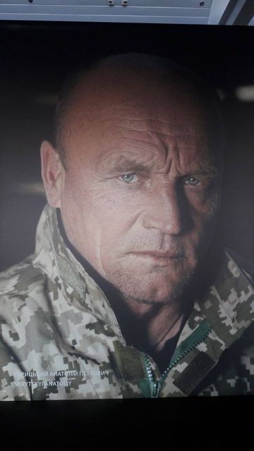 Пародия на "Тайную вечерю" работы потомка карателя Бабьего Яра встречает прилетающих в Борисполь