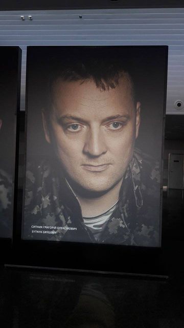 Пародия на "Тайную вечерю" работы потомка карателя Бабьего Яра встречает прилетающих в Борисполь