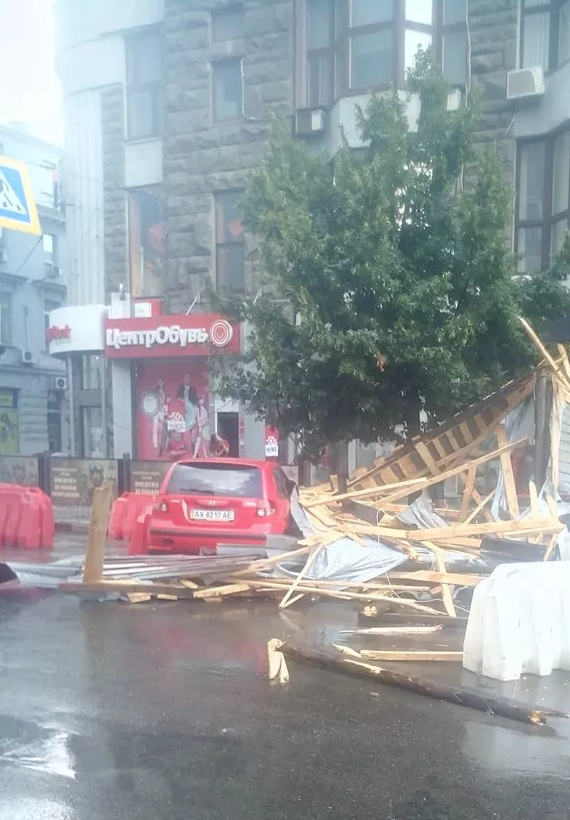 В центре Полтавы после удара молнии загорелась жилая пятиэтажка. В центре Полтавы после удара молнии загорелась жилая пятиэтажка.
