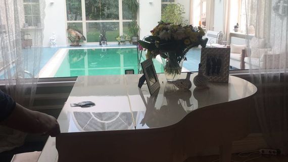 При обыске в доме главного таможенника России нашли 10 млн рублей и сотни тысяч евро и долларов