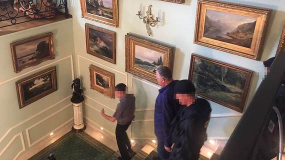 При обыске в доме главного таможенника России нашли 10 млн рублей и сотни тысяч евро и долларов