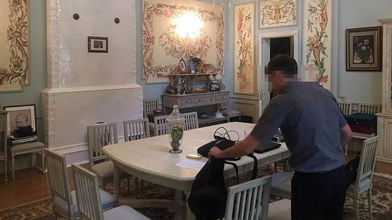 При обыске в доме главного таможенника России нашли 10 млн рублей и сотни тысяч евро и долларов