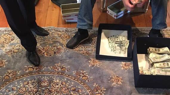 При обыске в доме главного таможенника России нашли 10 млн рублей и сотни тысяч евро и долларов