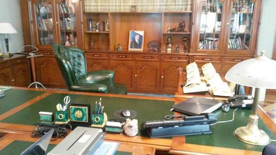 При обыске в доме главного таможенника России нашли 10 млн рублей и сотни тысяч евро и долларов