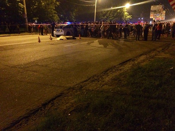 В Харькове на Северной Салтовке произошло жуткое ДТП. Собралось огромное количество народа и пытались учинить самосуд В Харькове на Северной Салтовке произошло жуткое ДТП. Собралось огромное количество народа и пытались учинить самосуд