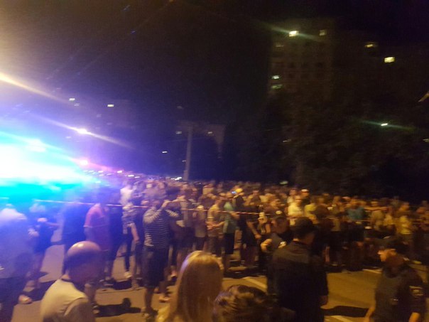 В Харькове на Северной Салтовке произошло жуткое ДТП. Собралось огромное количество народа и пытались учинить самосуд В Харькове на Северной Салтовке произошло жуткое ДТП. Собралось огромное количество народа и пытались учинить самосуд