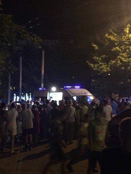 В Харькове на Северной Салтовке произошло жуткое ДТП. Собралось огромное количество народа и пытались учинить самосуд В Харькове на Северной Салтовке произошло жуткое ДТП. Собралось огромное количество народа и пытались учинить самосуд