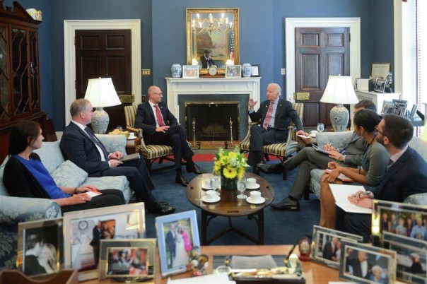 "Ну шо там у хохлов": Фото Яценюка с утренней пробежки по Вашингтону взорвало интернет