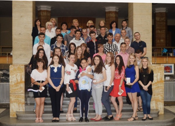 Украина: чиновники «расщедрились» на поддельные iPhone для сирот Украина: чиновники «расщедрились» на поддельные iPhone для сирот