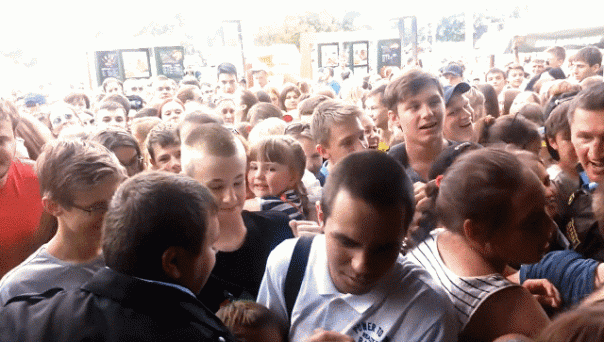 Назад в 90-е: на открытии "Макдоналдса" в Барнауле устроили давку