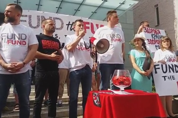 Митинг попрошаек: жители Киева вышли к посольству Германии просить денег