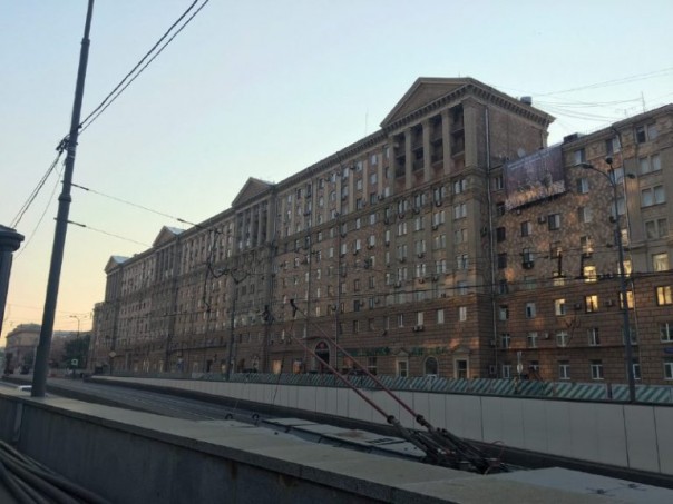 В Москве напротив посольства США вывесили баннер ко Дню независимости США