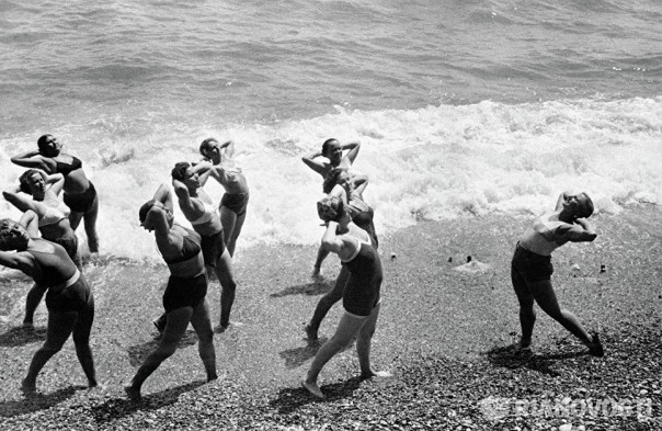 Соблазнительные и дерзкие бикини: эволюция легендарного купальника