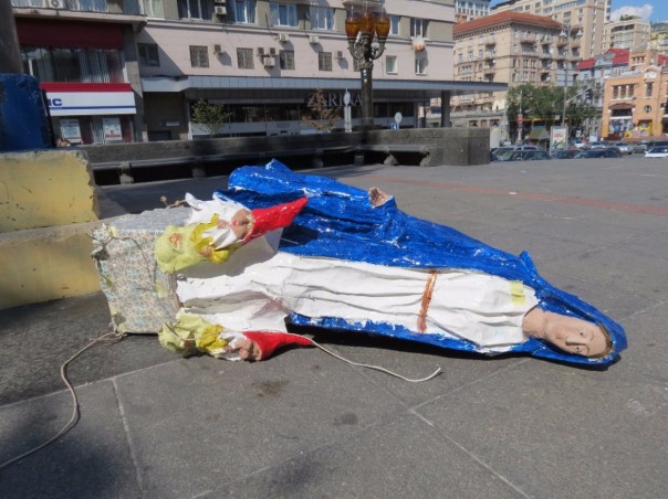 В Киеве статуя Богородицы упала с постамента уничтоженного памятника Ленину В Киеве статуя Богородицы упала с постамента уничтоженного памятника Ленину