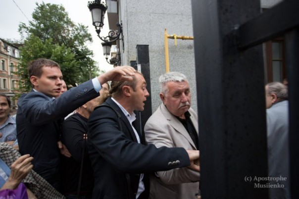 В Киеве радикалы заблокировали сотрудников посольства России В Киеве радикалы заблокировали сотрудников посольства России