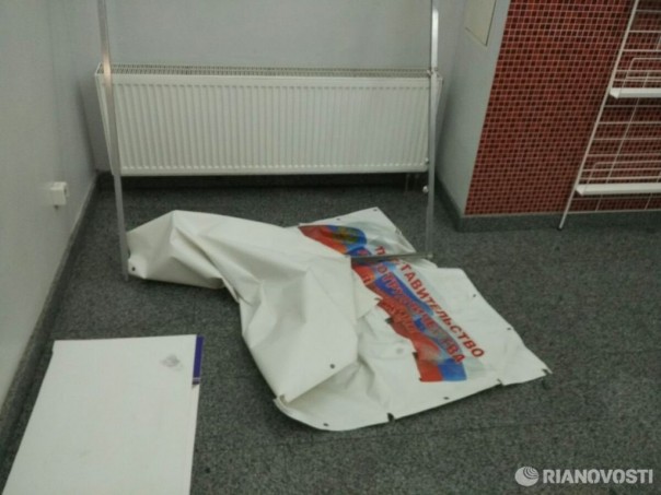 В Киеве радикалы заблокировали сотрудников посольства России В Киеве радикалы заблокировали сотрудников посольства России