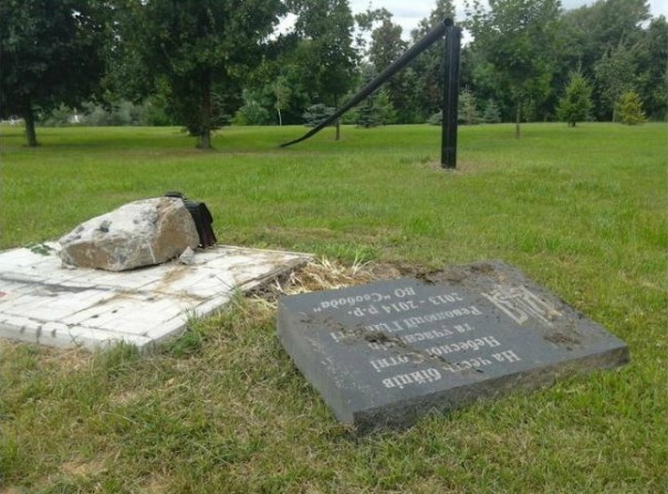 В Сумах в очередной раз раскурочили памятный знак майданщикам и сорвали флаг УПА