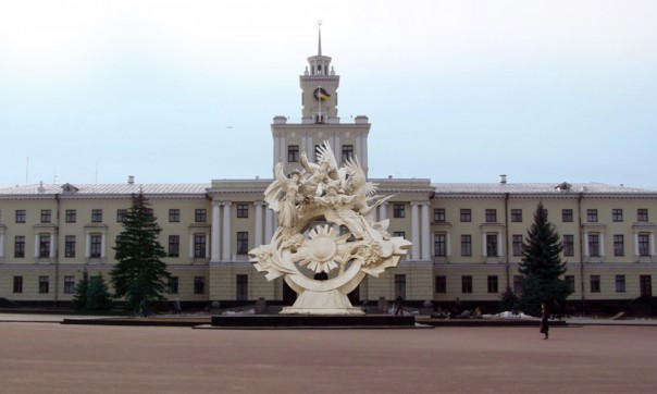 В украинском городе Хмельницкий на улице Бандеры обстреляли троллейбус