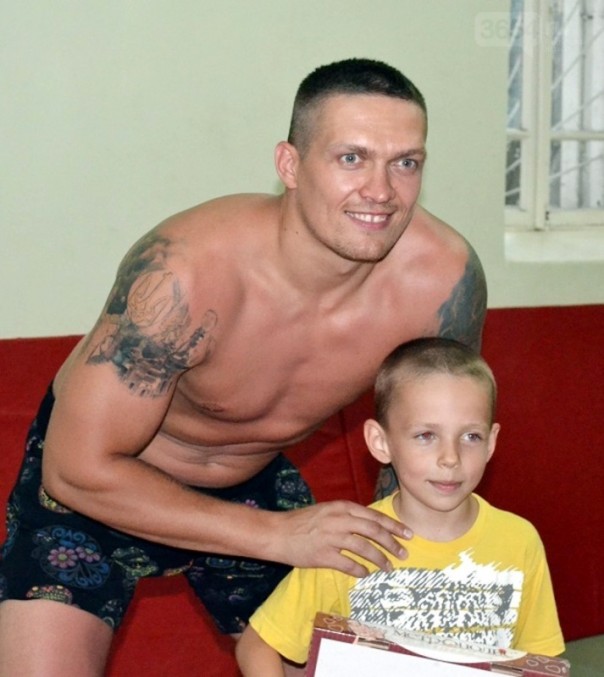 Боксер Усик – киевским медиа: «Крым это Крым. А вы скот рогатый…» Боксер Усик – киевским медиа: «Крым это Крым. А вы скот рогатый…»