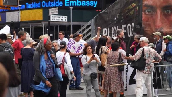 Нет фашизму и холодной войне: ньюйоркцы вышли на митинг против НАТО