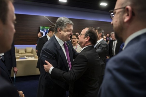 Как Савченко и Порошенко саммит НАТО облобызали: соцсети в шоке от фото Как Савченко и Порошенко саммит НАТО облобызали: соцсети в шоке от фото