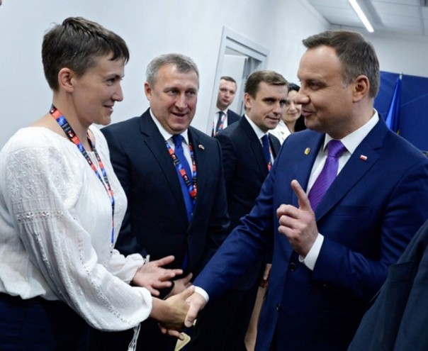 Как Савченко и Порошенко саммит НАТО облобызали: соцсети в шоке от фото Как Савченко и Порошенко саммит НАТО облобызали: соцсети в шоке от фото