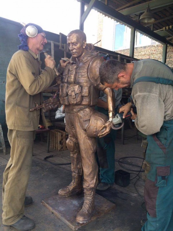 В Киеве ВО "Сволота" открыли памятник “Герою войны с Россией”