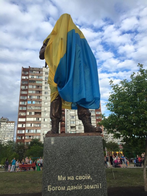 В Киеве ВО "Сволота" открыли памятник “Герою войны с Россией”