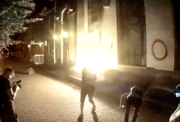 В Киеве неизвестные в масках забросали фаерами здание Россотрудничества