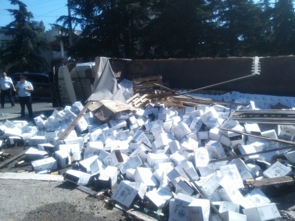 Грузовик с 18 тоннами "Массандры" опрокинулся на трассе в Крыму Грузовик с 18 тоннами "Массандры" опрокинулся на трассе в Крыму