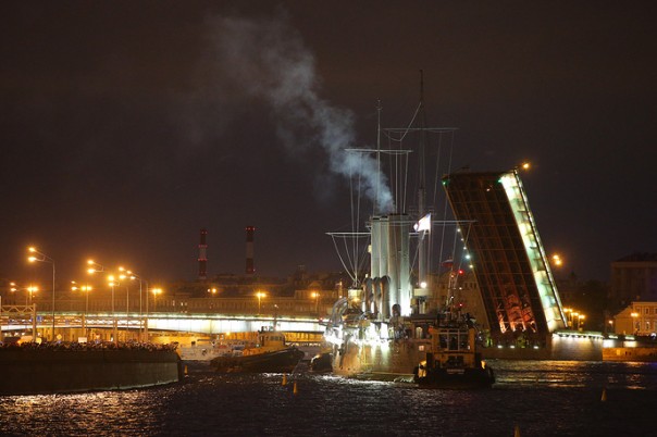 Крейсер "Аврора" завершил 40-километровый переход из Кронштадта Крейсер "Аврора" завершил 40-километровый переход из Кронштадта