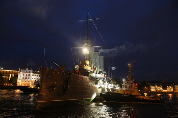 Крейсер "Аврора" завершил 40-километровый переход из Кронштадта Крейсер "Аврора" завершил 40-километровый переход из Кронштадта