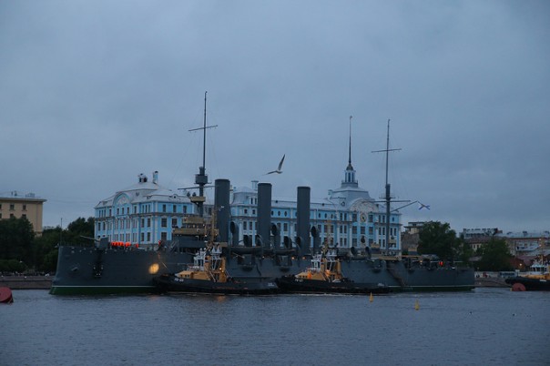 Крейсер "Аврора" завершил 40-километровый переход из Кронштадта Крейсер "Аврора" завершил 40-километровый переход из Кронштадта